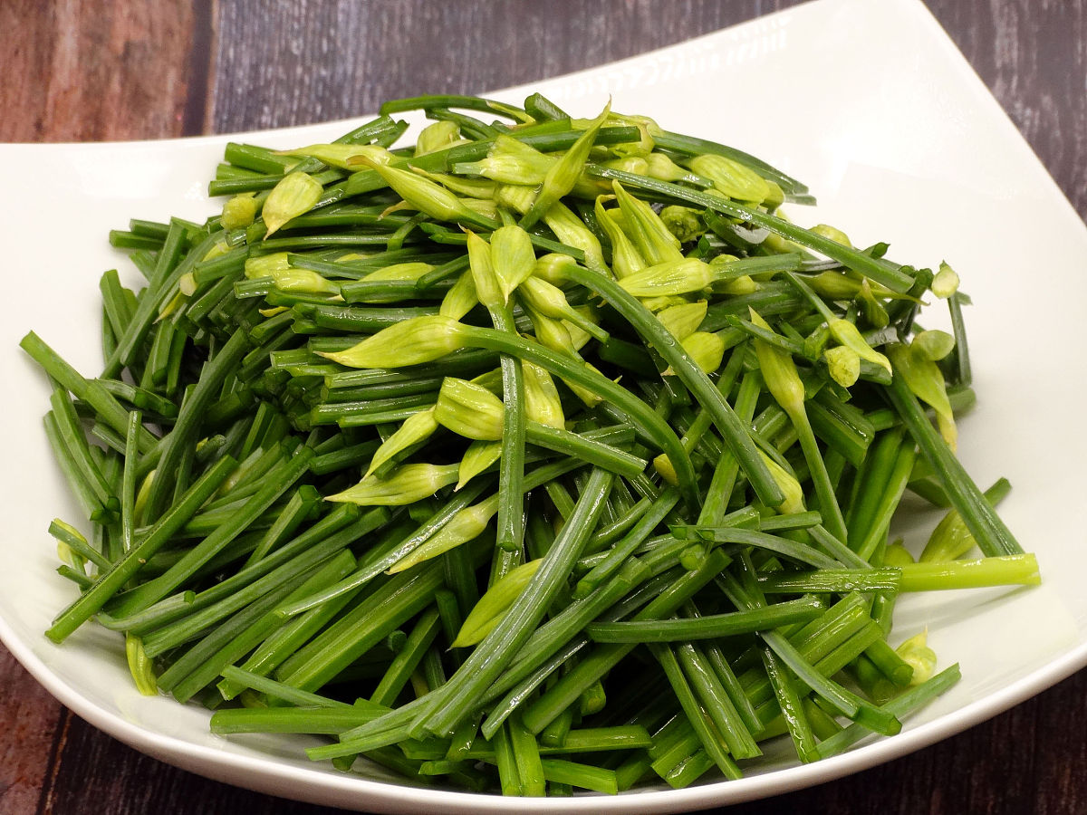 110年餐饮连锁品牌2全国超70家品牌连锁店3覆盖60多个城市4 30年湘菜大厨出品55星级的家常菜6餐馆主打食材绿色天然令用户怡心健康 根据上面要求写出宣传湖南菜的抖音视频脚本