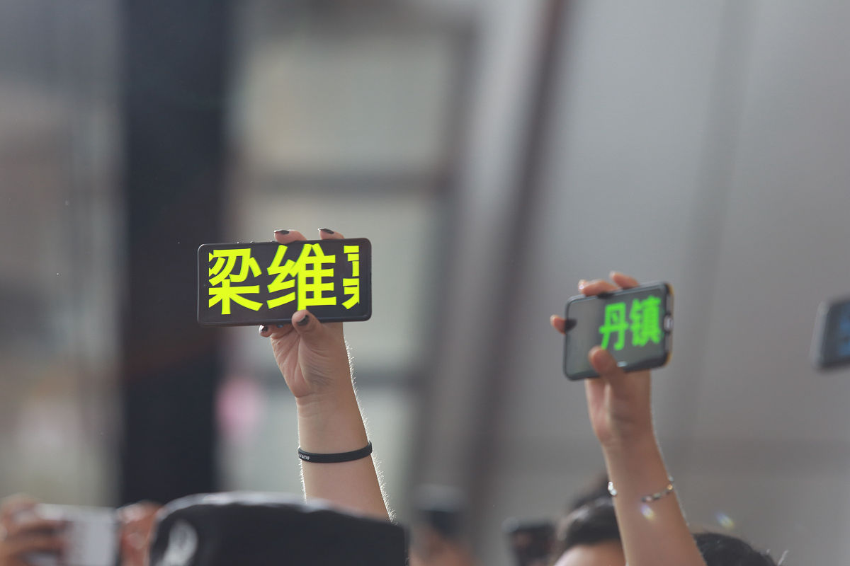 改写这段话识别数量少并且与人手的接触中依赖于传感器的灵敏性且穿戴麻烦和价格昂贵因此逐渐退出了历史舞台。