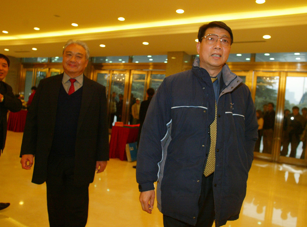 2005年12月25日,上海东亚足球俱乐部举行成立揭牌仪式.徐根宝.+++_+++