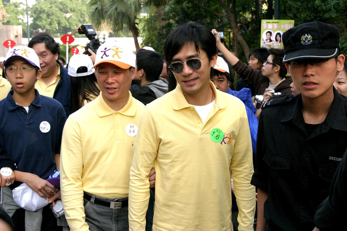 2003年11月30日,梁朝伟在香港尖沙嘴九龙公园出席盲人慈善步行筹款活