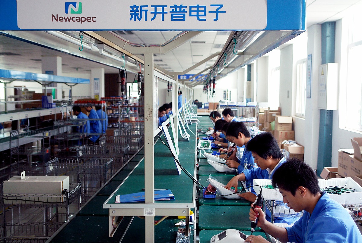 用不同的词语说法表达下面的内容：机械加工技术是指通过机械加工改变坯料的形状、尺寸、相对位置和性质使其成为合格零件的整个过程。加工技术是工人加工的基础。 普通零件的加工过程是粗加工-精加工-装配-检验-包装这是一个通用的加工过程。 机械加工工艺流程是制造和加工工件或零件的步骤。直接改变坯料的形状、尺寸和表面质量以使其成为零件的过程称为机械加工工艺流程。 例如如上所述粗加工可包括毛坯制造、磨削等精加工