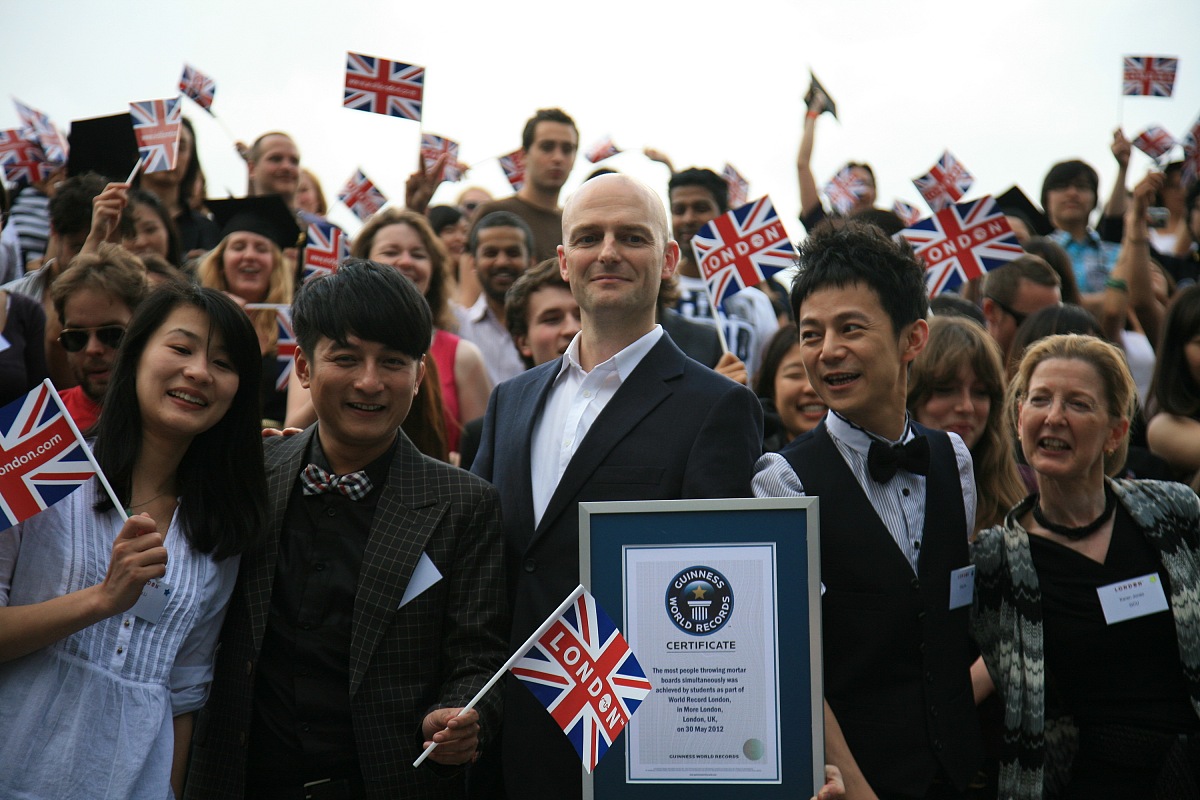 2012年5月30日,伦敦,250名来自100多个国家的留学生在英国伦敦齐抛毕