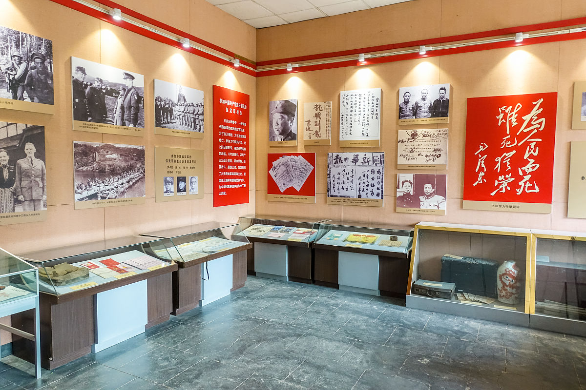 跟着讲解员了解到保定自1902至1911年先后创办了学堂14所学堂共有3000余人使保定成为全国最大的陆军训练基地。北洋政府成立后于1912年在保定原有的基础上创办了陆军军官学校这是中国近代史上第一所规模最大、设施最完整、学制最正规、门类最齐全的军官学校。至1923年8月共办9期培养了各类军事人才6500余人其中成为国共两党高级将领的即达千余人所以有将军摇篮之美誉。展览通过图片、实物、文献展现了军