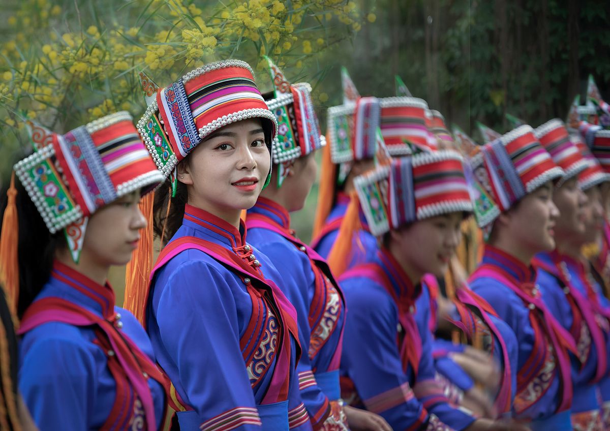 2019年3月9日,贵州彝族山寨集会上,彝族少女回眸的刹那.