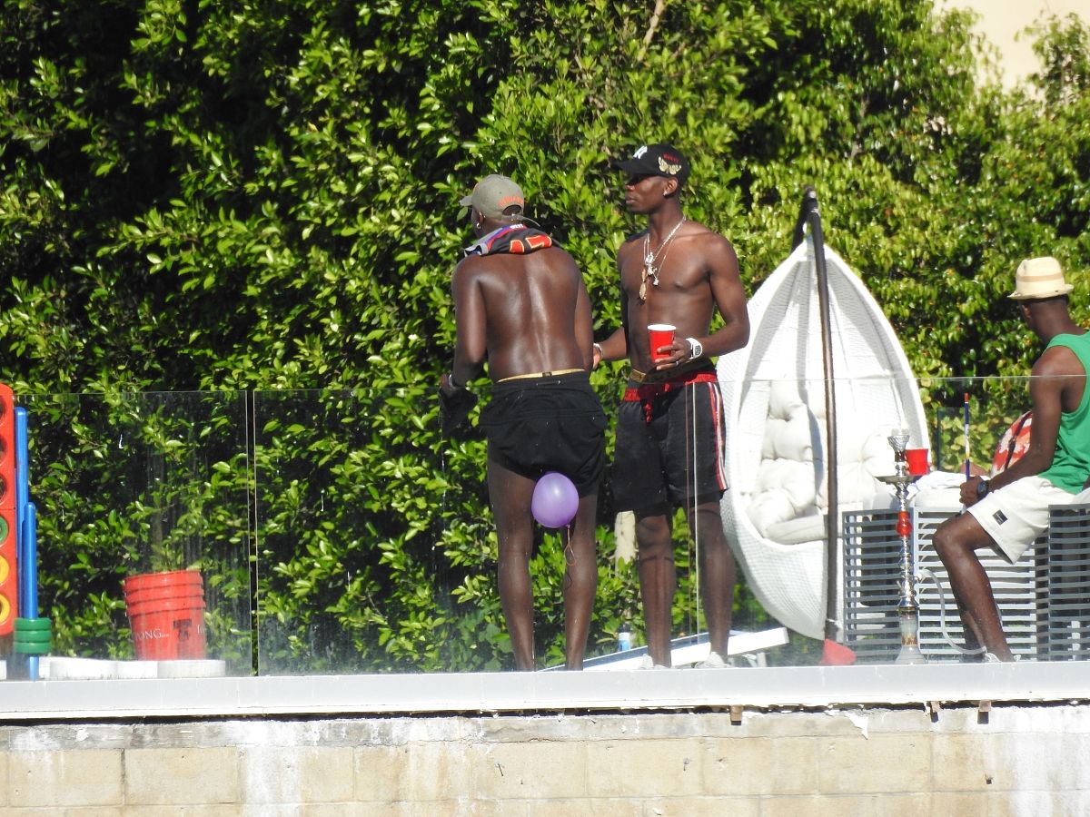 Hills Like White Elephant 续写坏结局 中文和英文150词