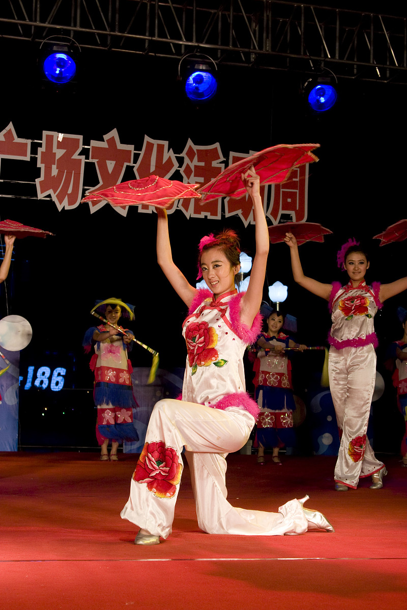 3700字的关于《新时期群众文化艺术创新发展路径探讨》
摘要
关键词
引言
一、群众文化艺术概述
二、群众文化艺术特征
三、新时期群众文化艺术发展方向与特点
四、新时期群众文化艺术创新发展路径
（一）丰富群众文化艺术表达形式
（二）提升群众文化艺术发展动力
（三）创新群众文化艺术文艺成果
（四）促进群众文化艺术多元发展
结语
参考文献
要求：有具体的例子、案例