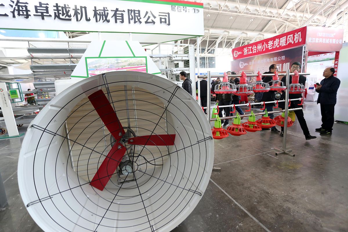 老张与小李均属某镇公民两人都想经营兽药到镇兽医站咨询该站站长回答说可以办理兽药经营许可证但因该镇辖区小根据规划只能办理一家了如果谁出的钱多他就到县局为其代办结果老张出了3000元钱办理了经营许可证但当老张带着许可证到另一镇卖兽药时却被县畜牧局没收了他经营的兽药。请分析这样处理对不对？为什么？回答不少于300字。