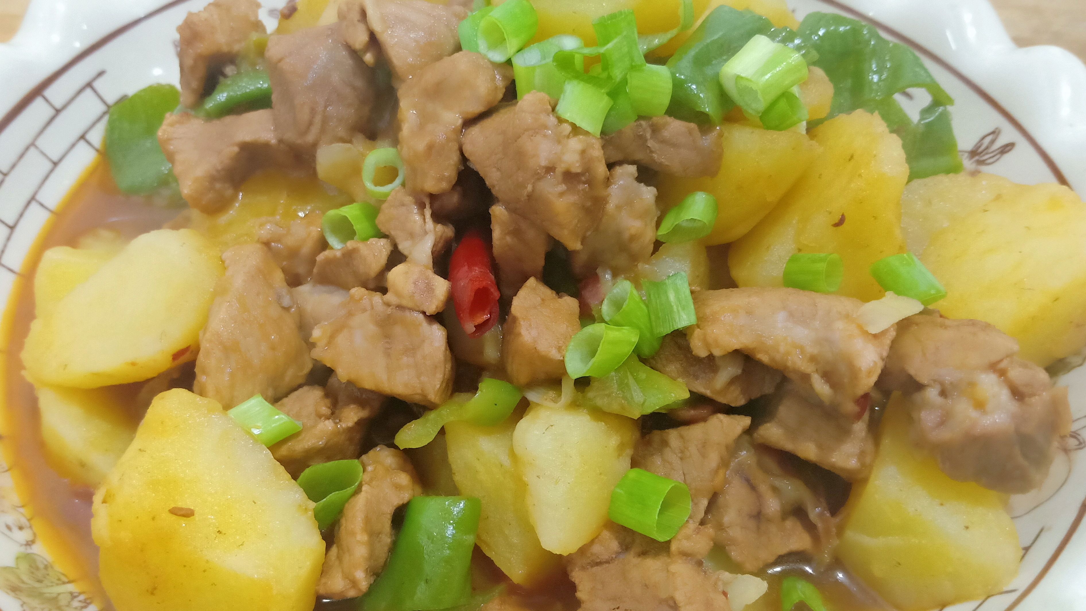 大厨教你土豆烧肉的正宗做法,肉质软烂土豆酥糯,土豆比肉还好吃