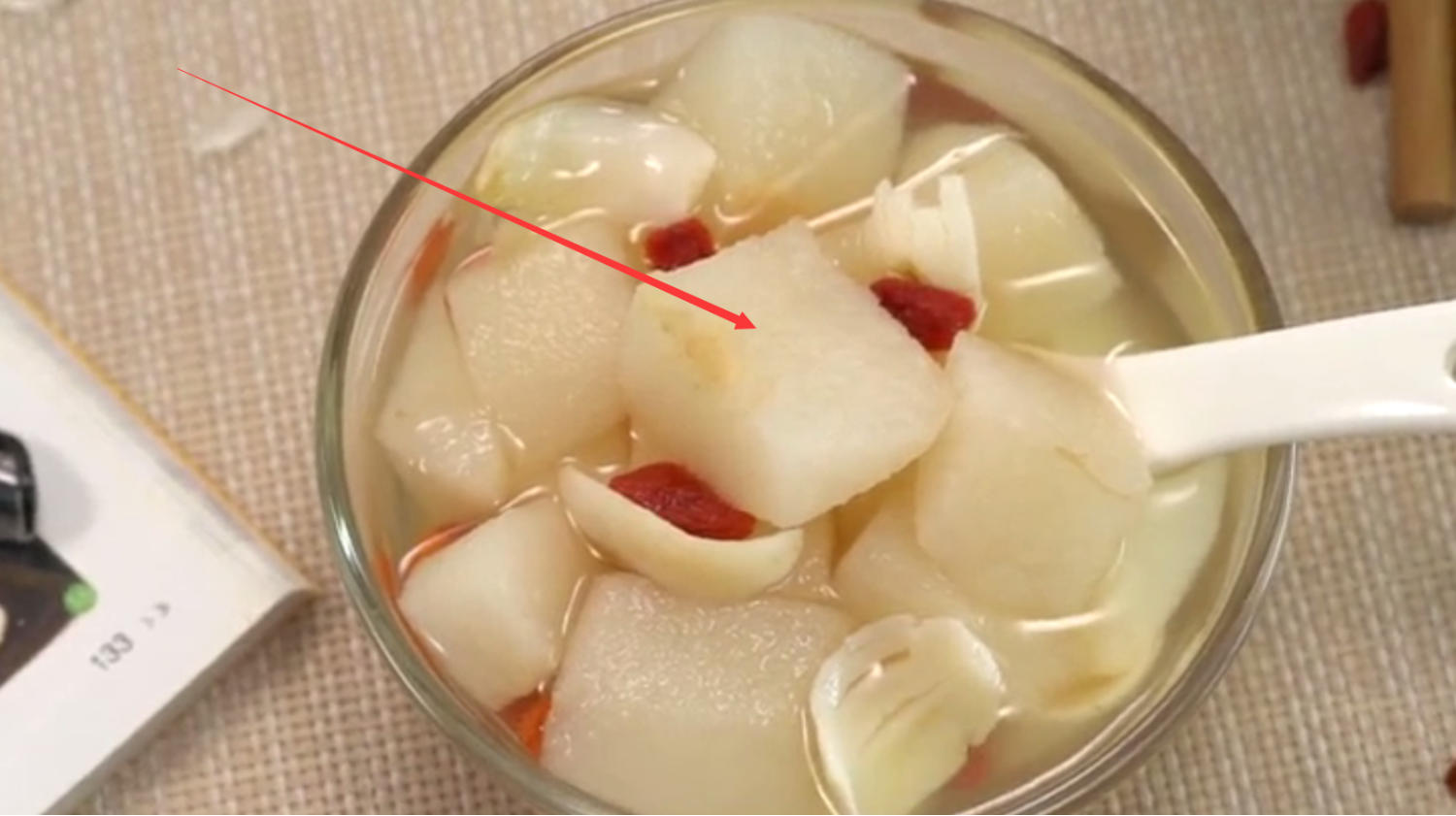 止咳润肺的好东西——冰糖百合炖雪梨,小朋友一次能吃一大碗!