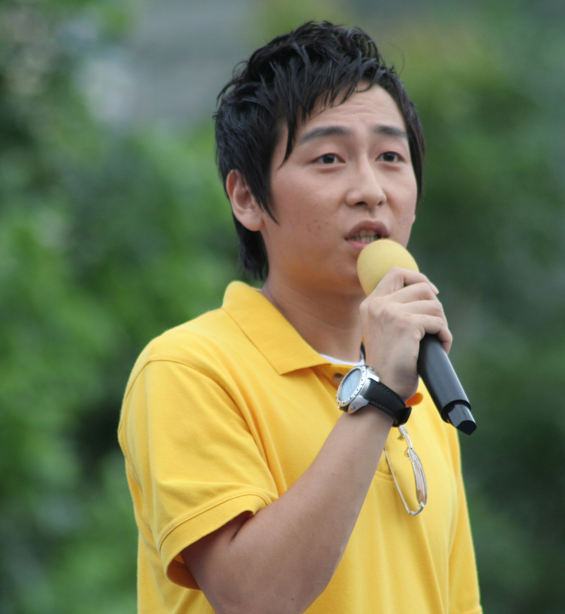 2007年6月30日,海南,"快乐男生"全国四强之一的选手陈楚生回到故乡海
