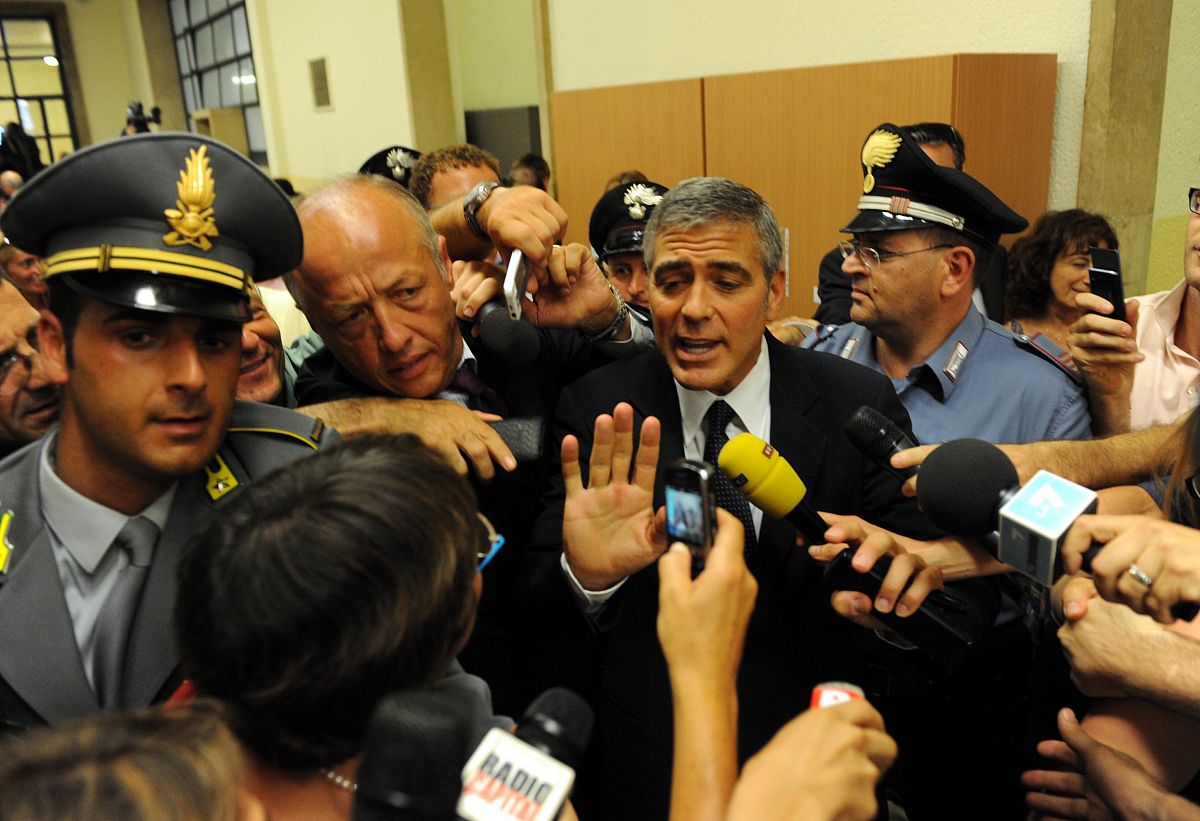 懂王背着手一声不出。他知道沉默是最好的演讲他就这么静静的扫视着包围而来的FBI和警察们。逮捕我啊！逮捕你们的总统！他伸开双手仿佛一尊基督的巨像。包围着他的军队开始喧哗有人低头小声啜泣这啜泣声就像水面上的油一样迅速蔓延开来最后变成了雷鸣般的嚎哭。总统万岁！！！天佑美利坚！！！懂王满意的巡视着山呼海啸的人群上一秒还是围剿他的军警在这一刻变成了等候检阅的部队。他跨上悍马吉普车：北上！去华盛顿！