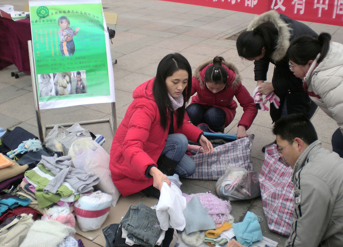 可以帮我做一个关于帮助乡村贫困女性解决月经贫困的海报吗