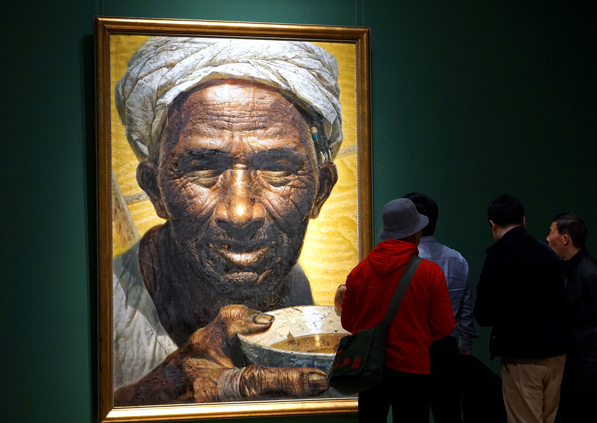 罗中立的《父亲》具有一种悲剧性震撼力写实描绘相当深刻;运用特写构图对头部形象作了极为精细的刻画表现了一个时代的艺术理想和进程。谁都无法忘却这张布满皱纹的脸他是你我精神上共同的父亲也是中华民族沧桑历史的见证更是时代的产儿。在经历了伤痕文学时期后人们迫切需要一种更深沉、更本土的东西20世纪80年代初的乡土风成为艺术家们追求的时尚应运而生西方现代艺术中超级写实主义成为《父亲》的最合适的借鉴。今天面对《父