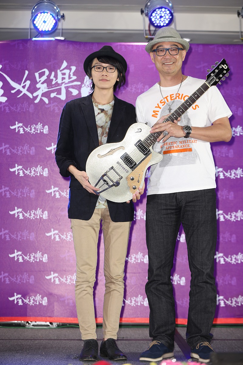 2013年10月7日,台北,十全媒体娱乐集团签约记者会.***_***谢震廷 ,