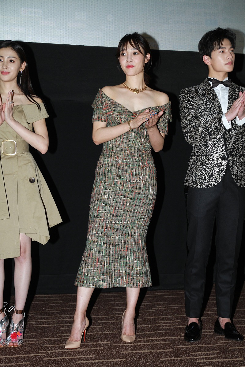 2016年9月25日,北京,《从你的全世界路过》首映红毯.白百何身穿chanel