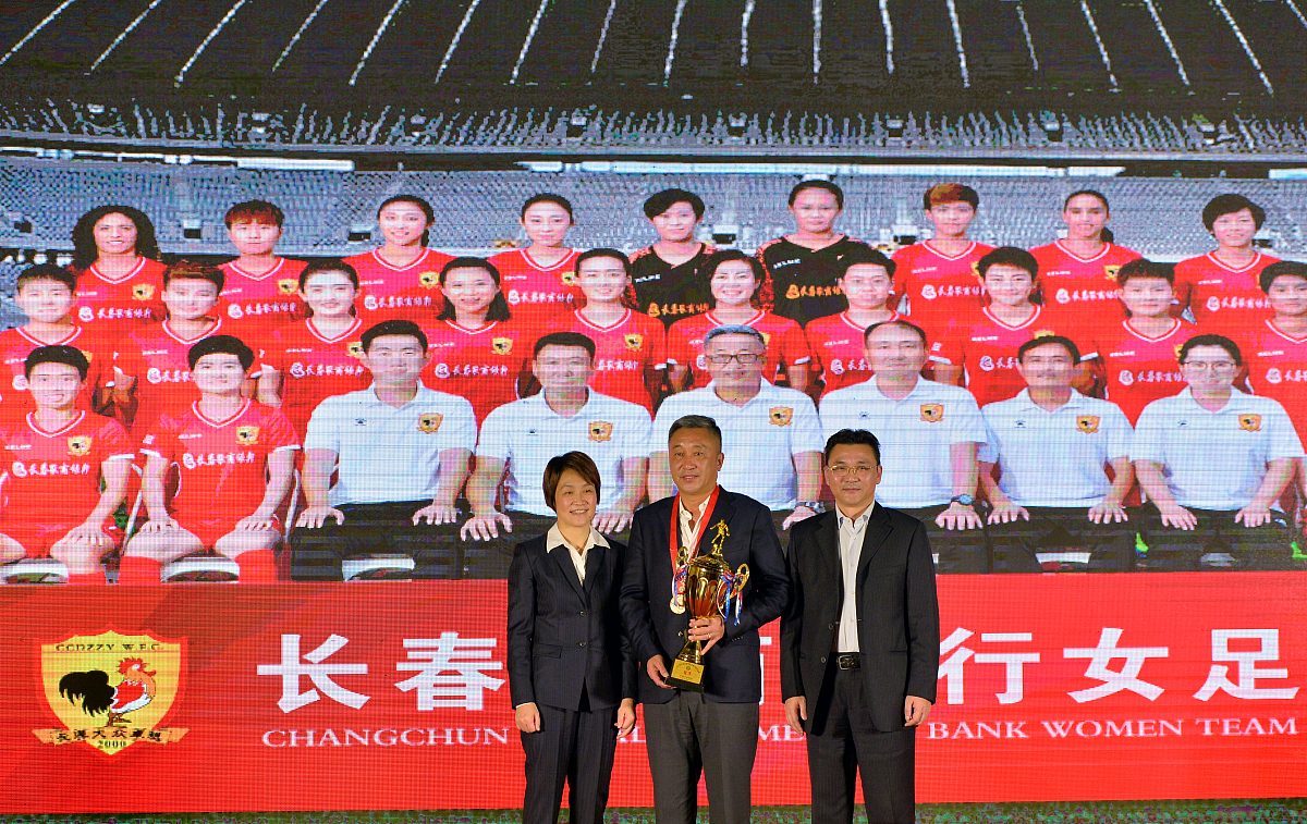 为征集陕西长安联合足球俱乐部的队歌写一篇公众号推送改编以下内容海牛海牛你迈开大步向前走。海牛海牛胜利在向你招手。我们是一群大海的儿女在我们心中有着一个美丽的梦…… 十几年前这首歌时常会响彻在当时的第一体育场。那慷慨激昂的歌声中是否也曾有过你的声音？如今再听到这熟悉的旋律你是否还会心潮澎湃甚至热泪盈眶？ 在甲A时代老海牛的队歌伴着岛城球迷度过了一段难忘的时光。而现在呢天泰体育场原本就不多的球迷敲