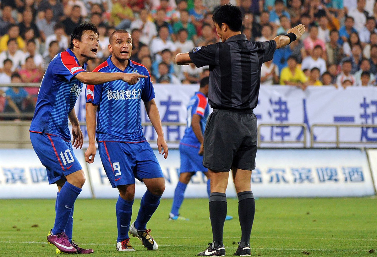 熊飞遭红牌罚下,姜坤,萨尔梅隆和裁判理论***_***2011年8月21日,天津,