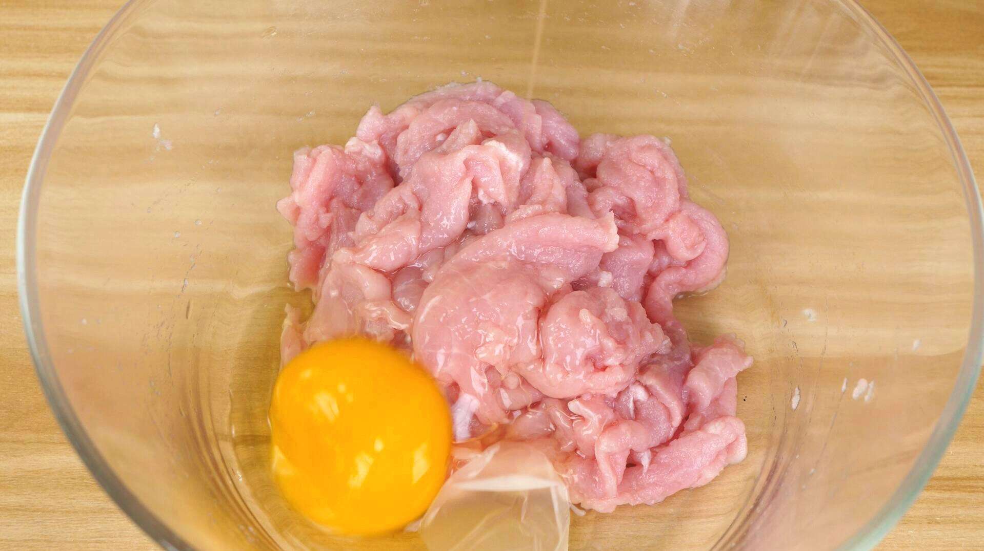 肉片炒的又老又柴?学会3个小窍门,肉片又滑又嫩,比饭店还好吃