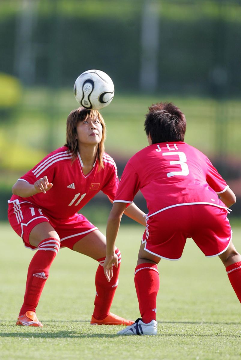 2007年4月19日,武汉,中国国家女子足球队在武汉市体育中心外场进行了