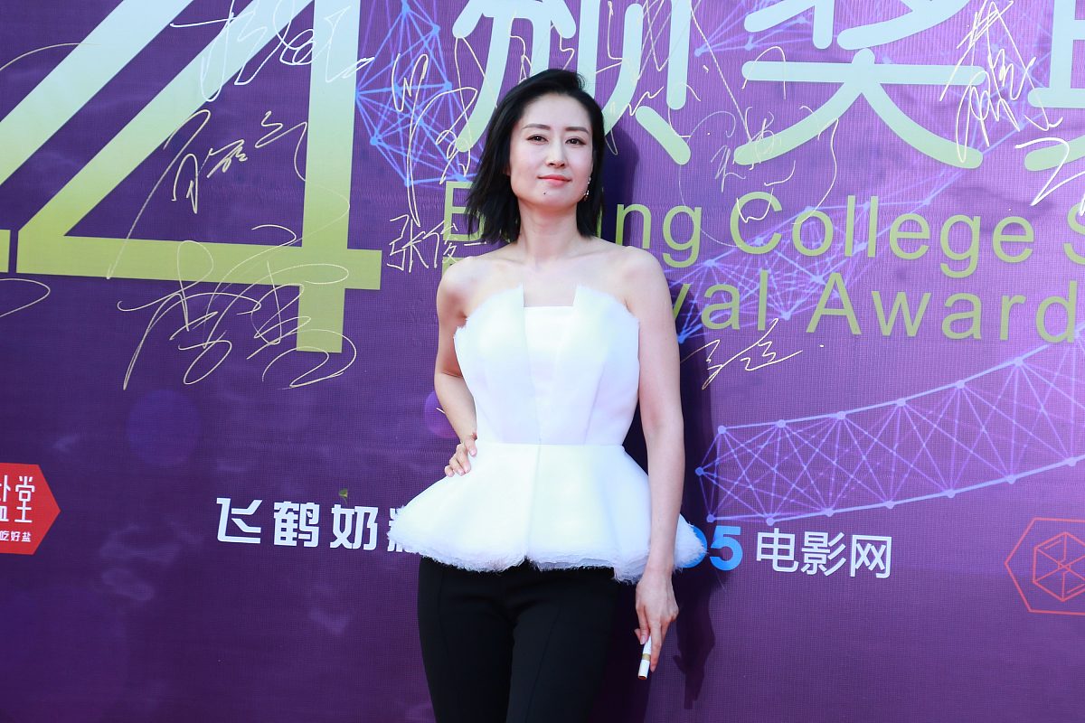 (红毯)大学生电影节:陶红爆乳,周笔畅白t配纱裙张子枫小秀香肩