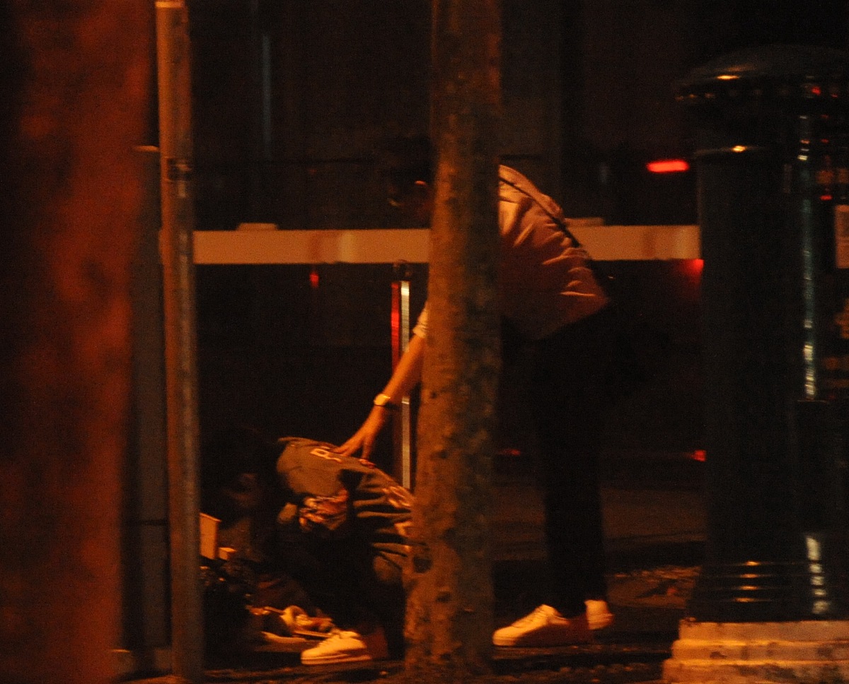 以我发现妻子的生活习惯突然变了写一篇中国网络小说题材惊险悬疑叙事风格模仿希区柯克的手法