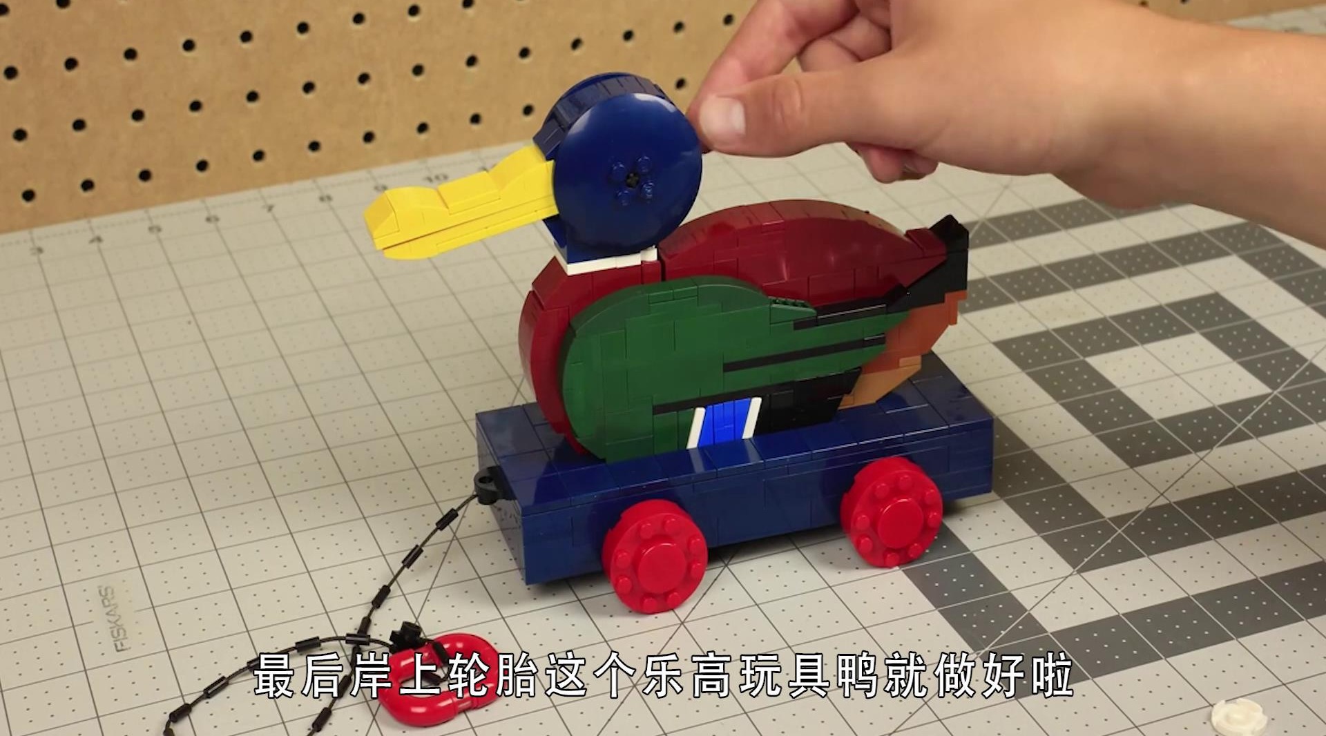 太有趣!外国小伙自制乐高玩具鸭子,佩服他动手能力