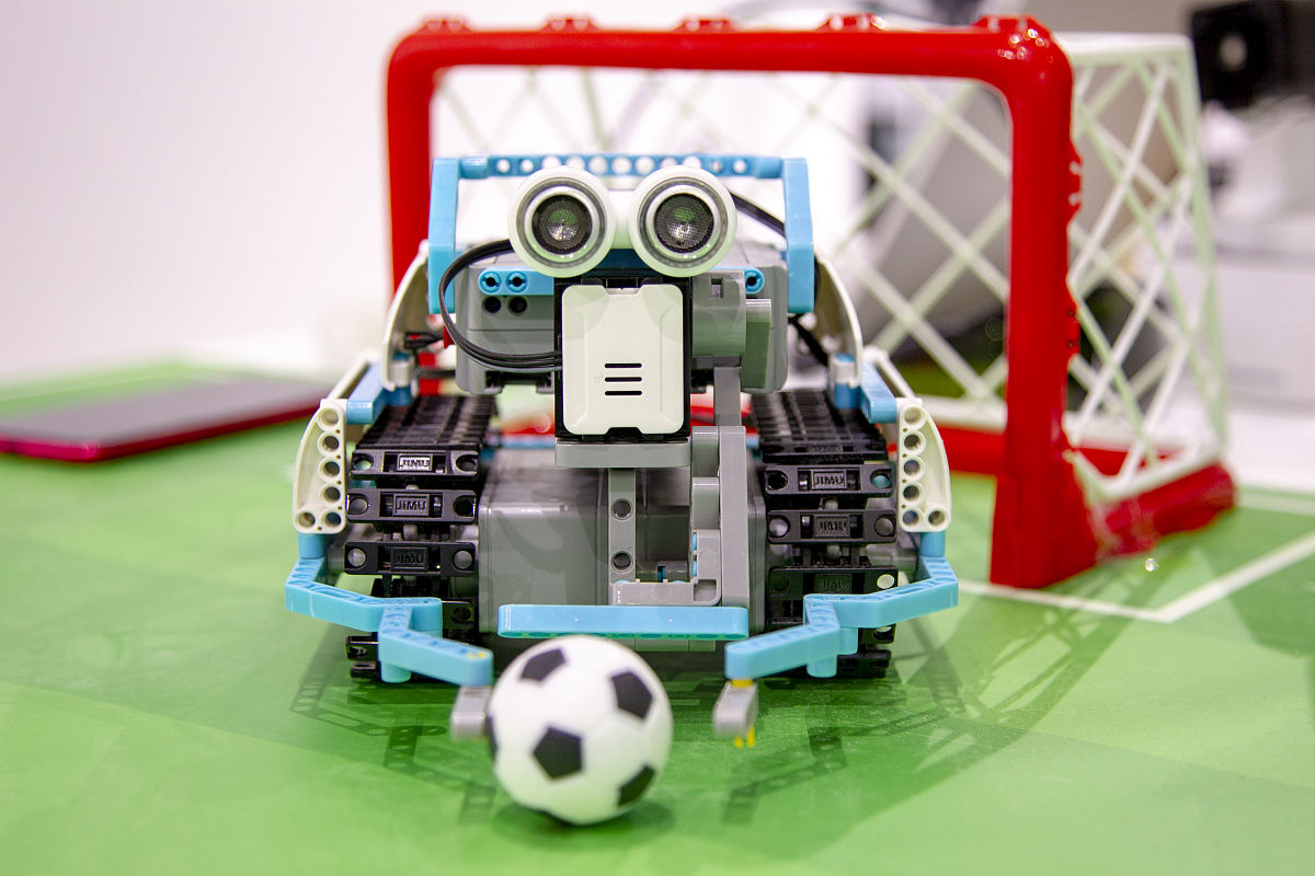 帮我写一份关于水下机器人的结构设计介绍。机器人采用的是PVC框架以及乐高积木搭建用arduino控制通过并行通讯方式。100字左右