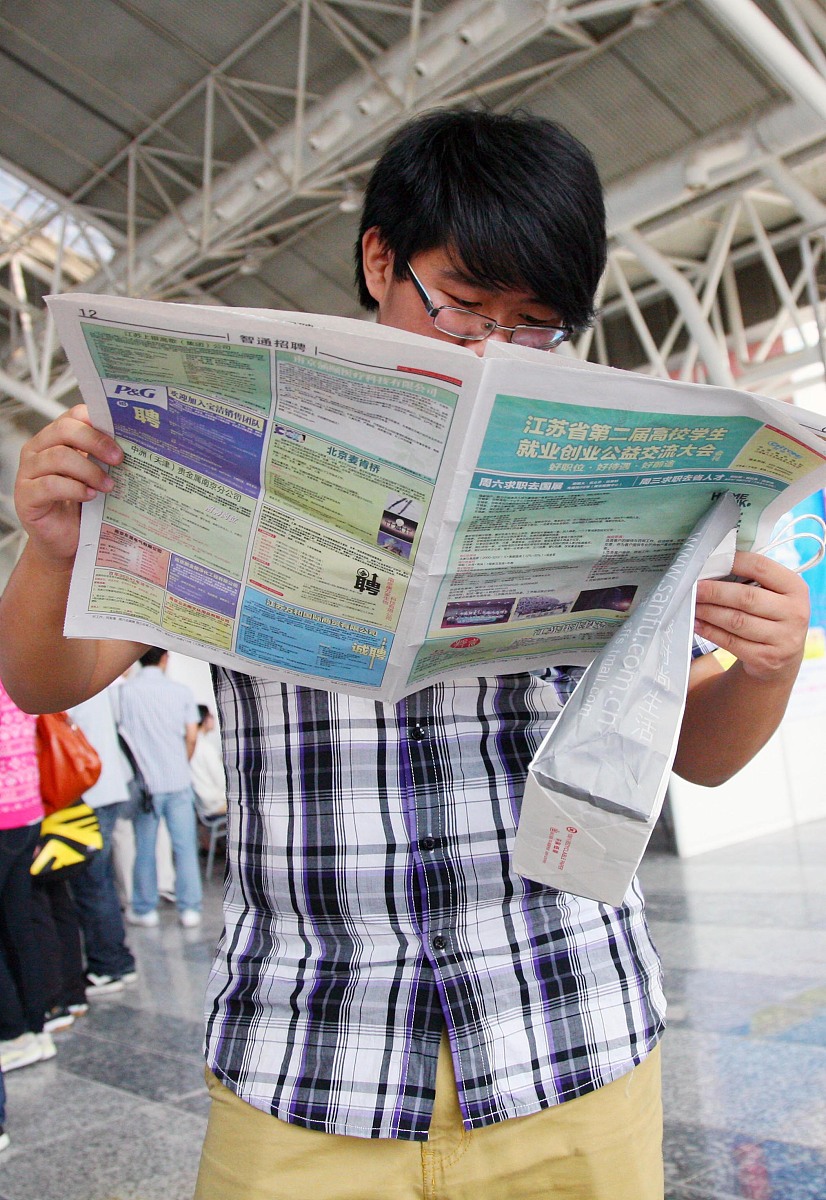 帮我修改文章修改后的文章要求刊发到报纸上已新闻报道的格式刊发学校高度重视劳动教育在劳动教育融入工匠精神培育探索12345凝聚一种理念、打造两个阵地、依托三大载体、锻造四支队伍、强化五大保障策略为培养具有工匠精神的普通劳动者而不懈努力奋斗。一凝聚一种理念统领劳动教育2023年劳动教育又成热搜学校更加高度重视劳动教育把劳动教育列为学校提档升级建设而打造的特色亮点项目；植根石刻文化善的土壤吮吸五金文化精