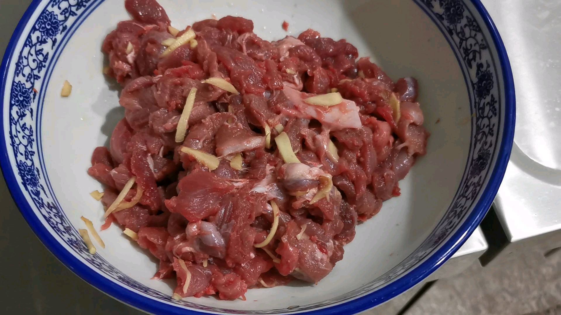 家乡厨房山泉水煮野生猪肉汤肉质鲜嫩再说吃不起猪肉了真是太棒了