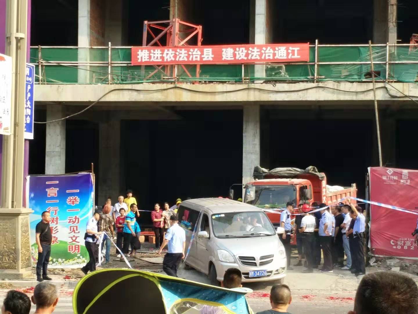 女子被在建楼掉下钢管打中身亡 警方：正在调查