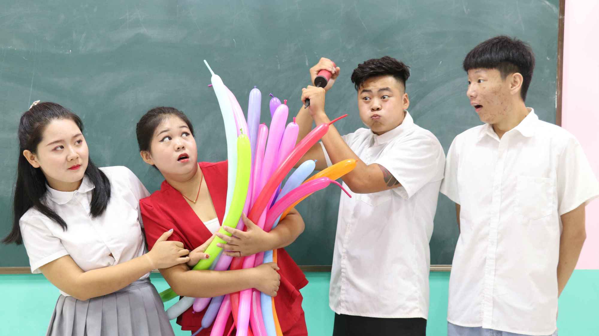 老师让同学用气球做手工,没想同学做的一样比一样有趣,太逗了