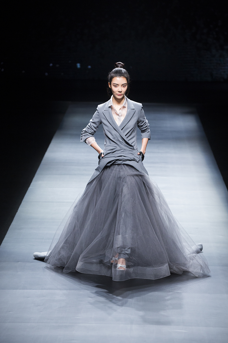 薛之谦《阳光彩虹小白马》歌词 - 充满希望与自由的旋律