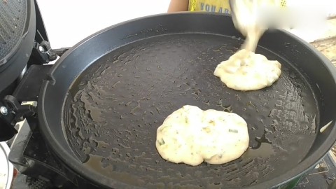 南瓜花别再炒着吃了,教你个正宗的吃法,筷子搅一搅,比肉都香