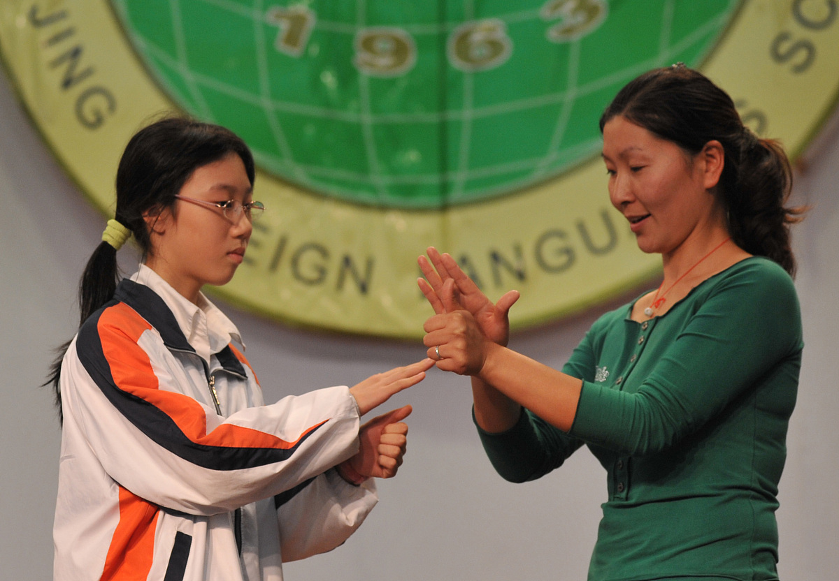 我不太理解Contrastive Visual-Textual Transformation for Sign Language Recognition with Variational Alignment这篇文章请用你的理解详细的说一下