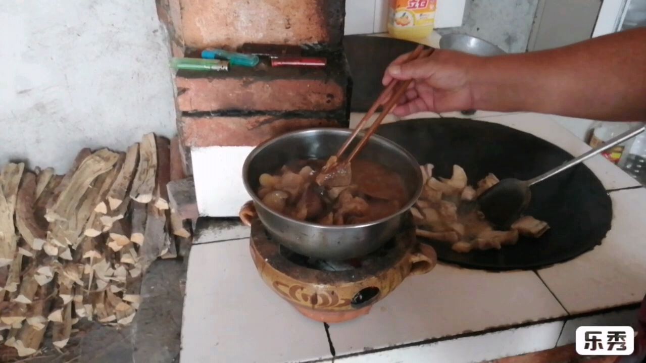 香菇炖腊肉,好吃又很香。柴火灶做的菜,要多吃两碗饭。