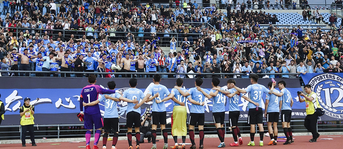2018中超第9轮:大连一方3-0广州恒大淘宝 大连将帅赛后谢场拥抱庆祝