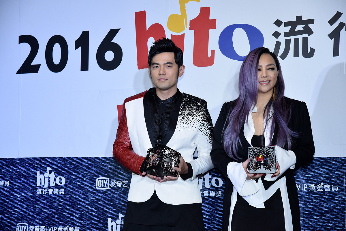 周杰伦张惠妹合唱《不该》歌词：深情对唱，唱出爱情的悔恨与珍惜