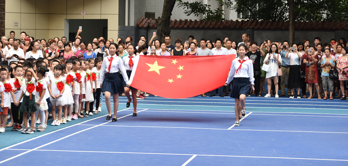 ***_***2018年9月6日,重庆市万州区电报路小学,师生齐聚操场,升国旗唱