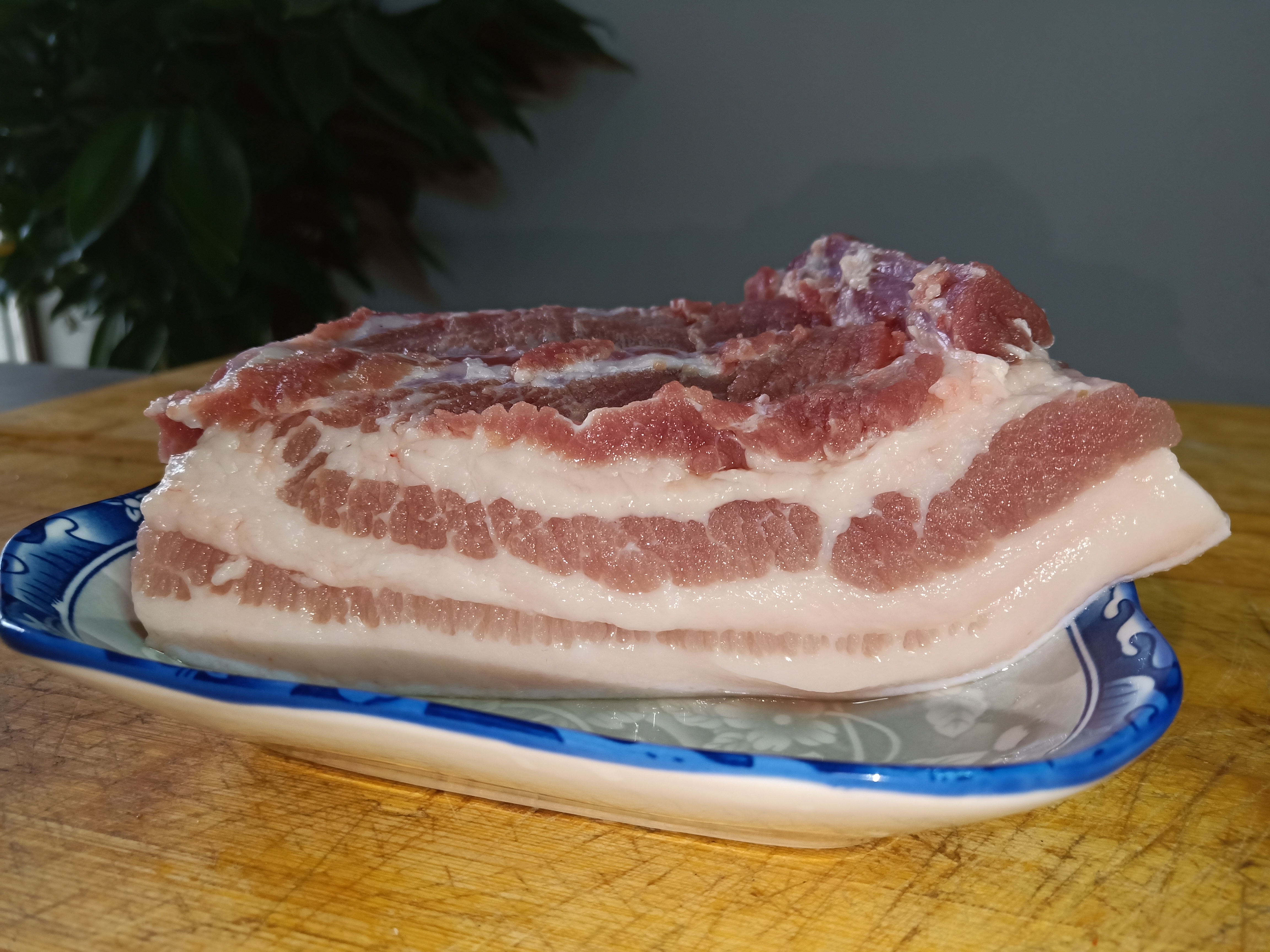 2斤猪五花肉,1斤辣椒,小伙在家做济南特色烧烤,吃肉喝酒太爽了