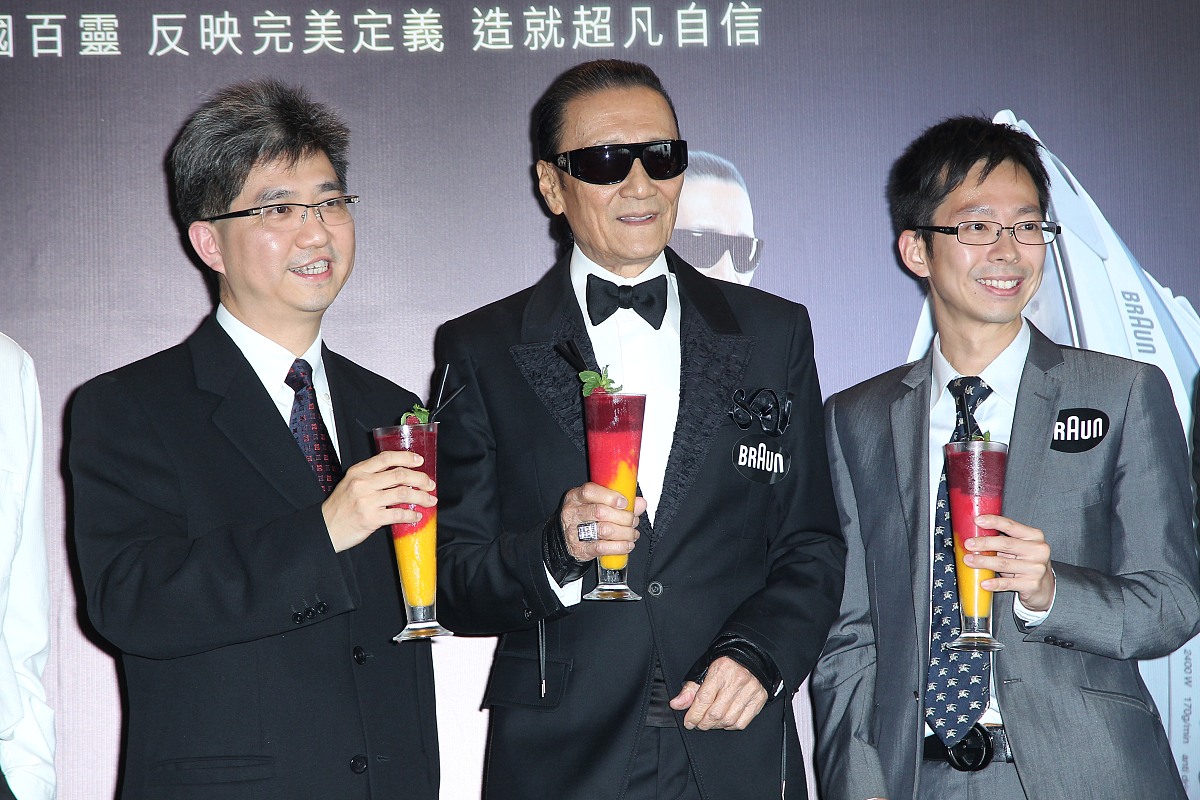 83岁谢贤深夜离世？谢霆锋悲痛欲绝，经纪公司紧急声明！真相究竟如何？