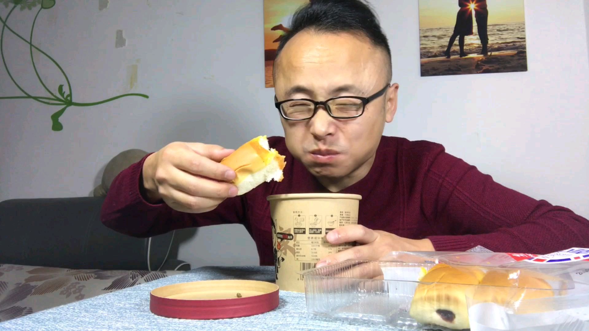 小伙吃网红酸辣粉配上面包,看他表情,好吃吗