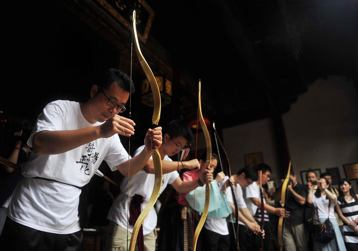 2015年06月20日,福州三坊<strong>七</strong>巷南后街天后宫内,人声鼎沸,一群身着汉服