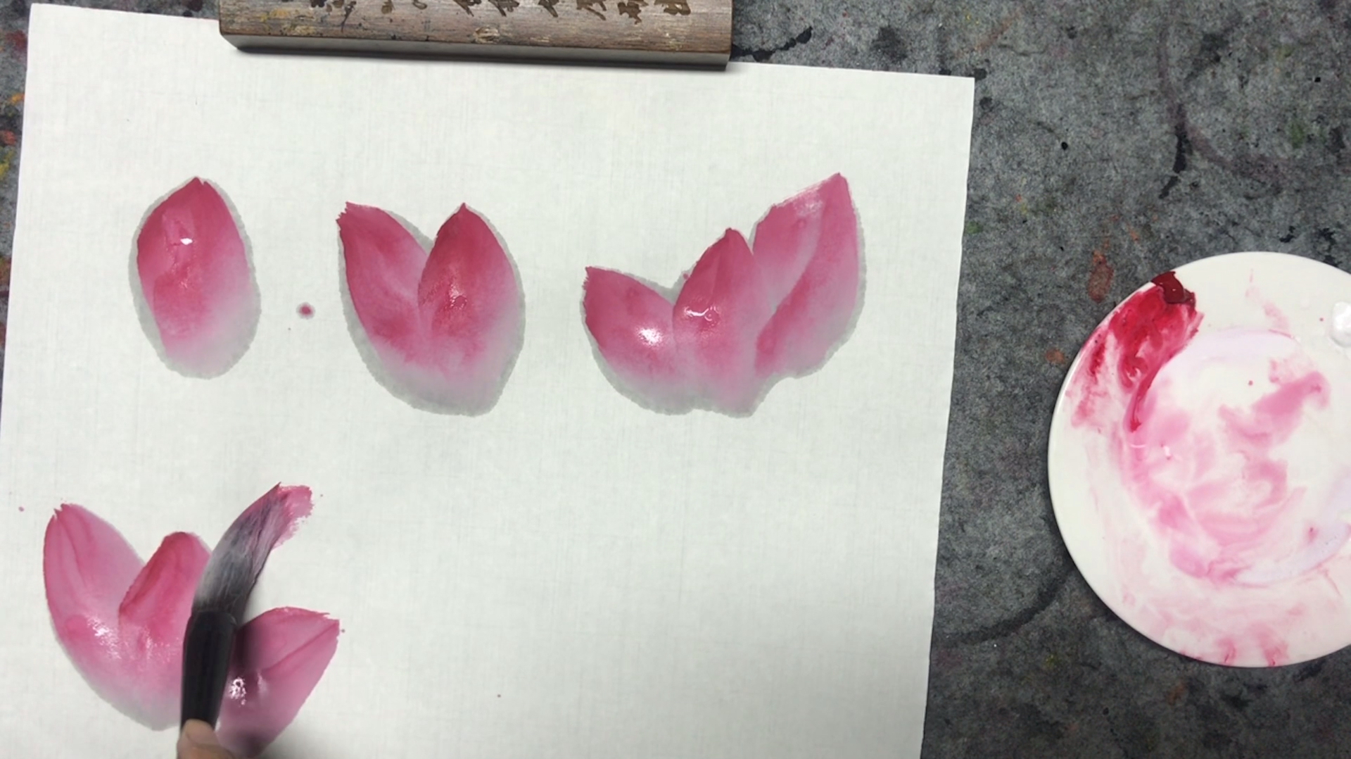 国画教程:没骨荷花花头的示范讲解,看完你也可以画出来