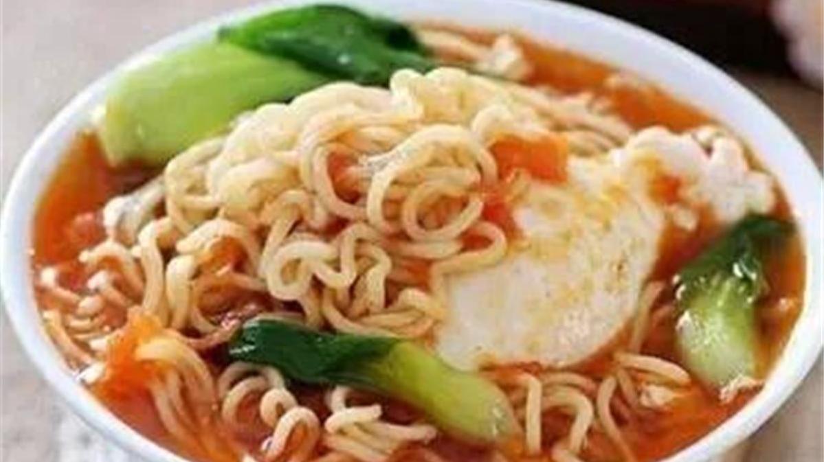 煮泡面时,先放调料还是面饼?难怪又油又难吃,原来顺序搞错了!