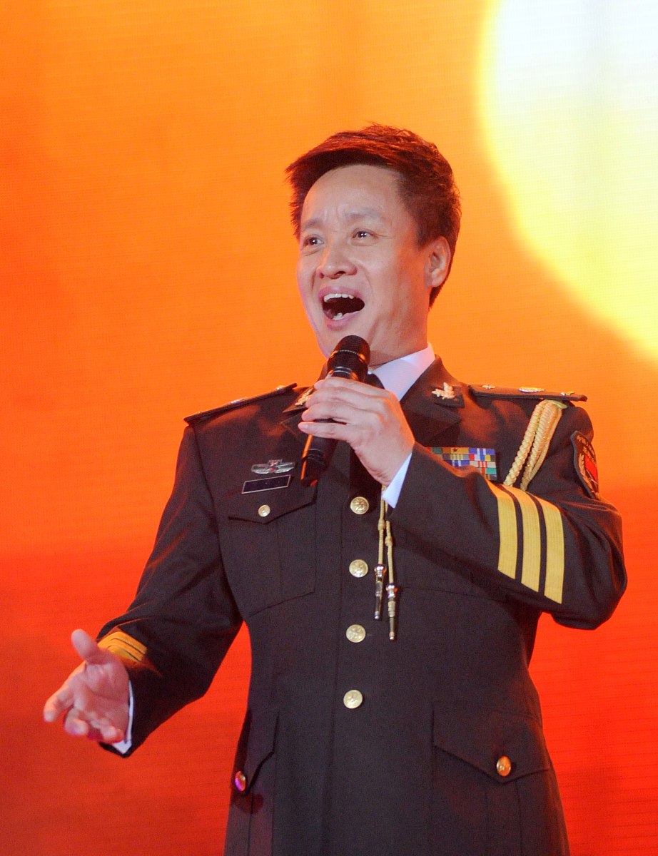 2011年6月5日,黑河市,明星献唱五大连池圣水之夜演出.***_***阎维文演