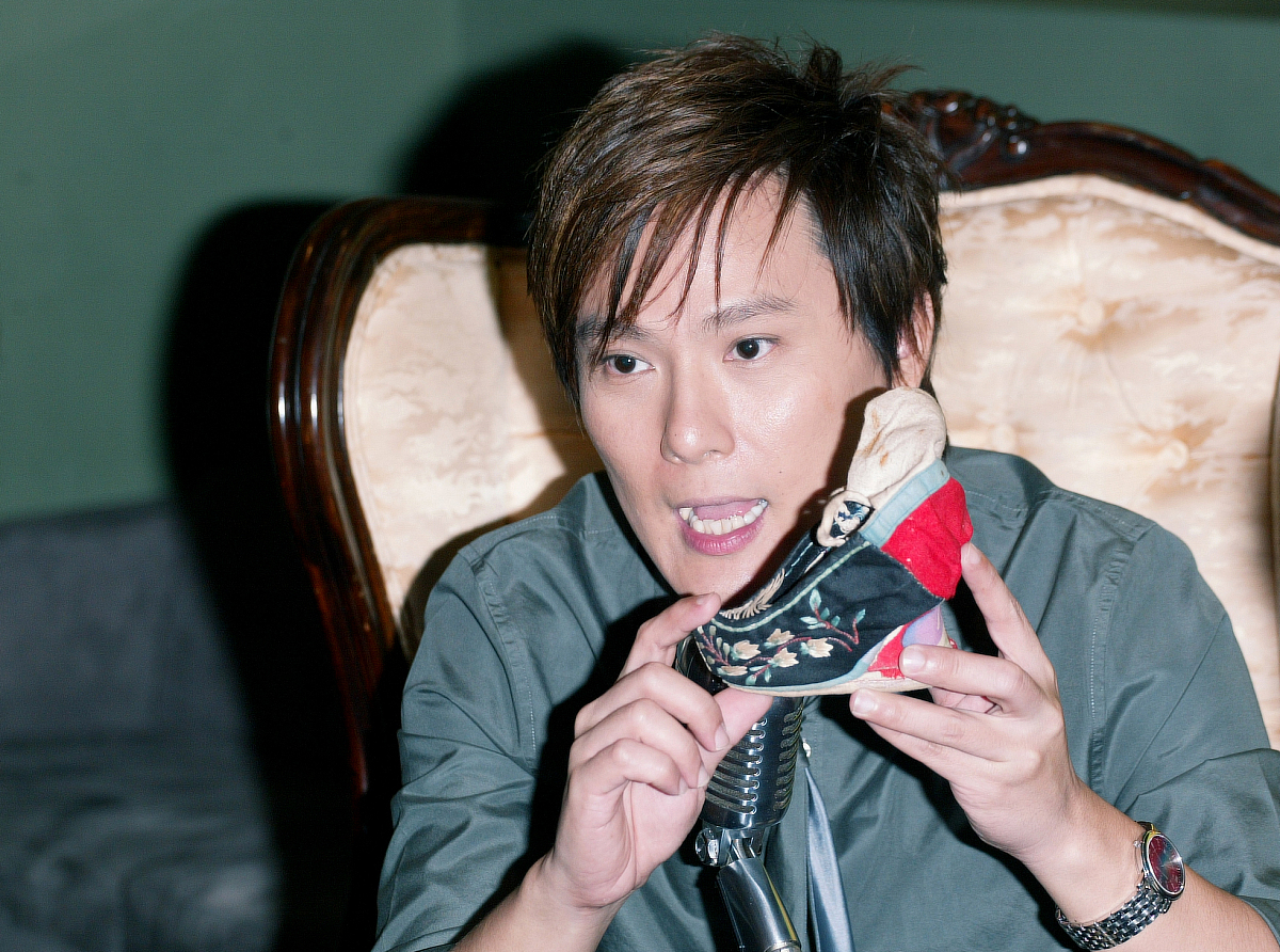 世界的意义必定存在与世界之外 世界中的一切事物如其所在存在般而存在如其所发生般而发生 世界之中不存在价值