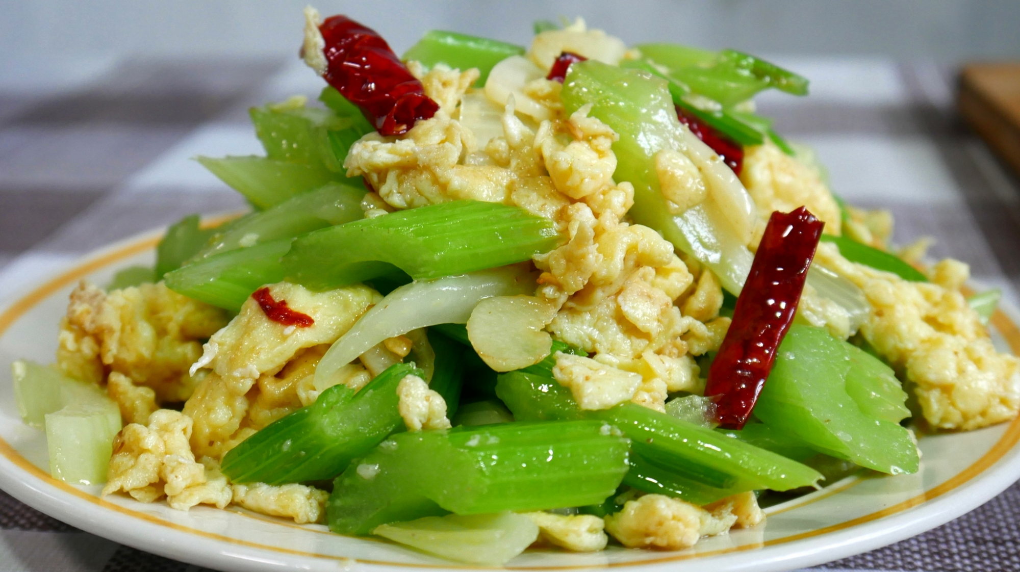 1把芹菜,3颗鸡蛋,教你新做法,鲜嫩爽脆,出锅比肉还香