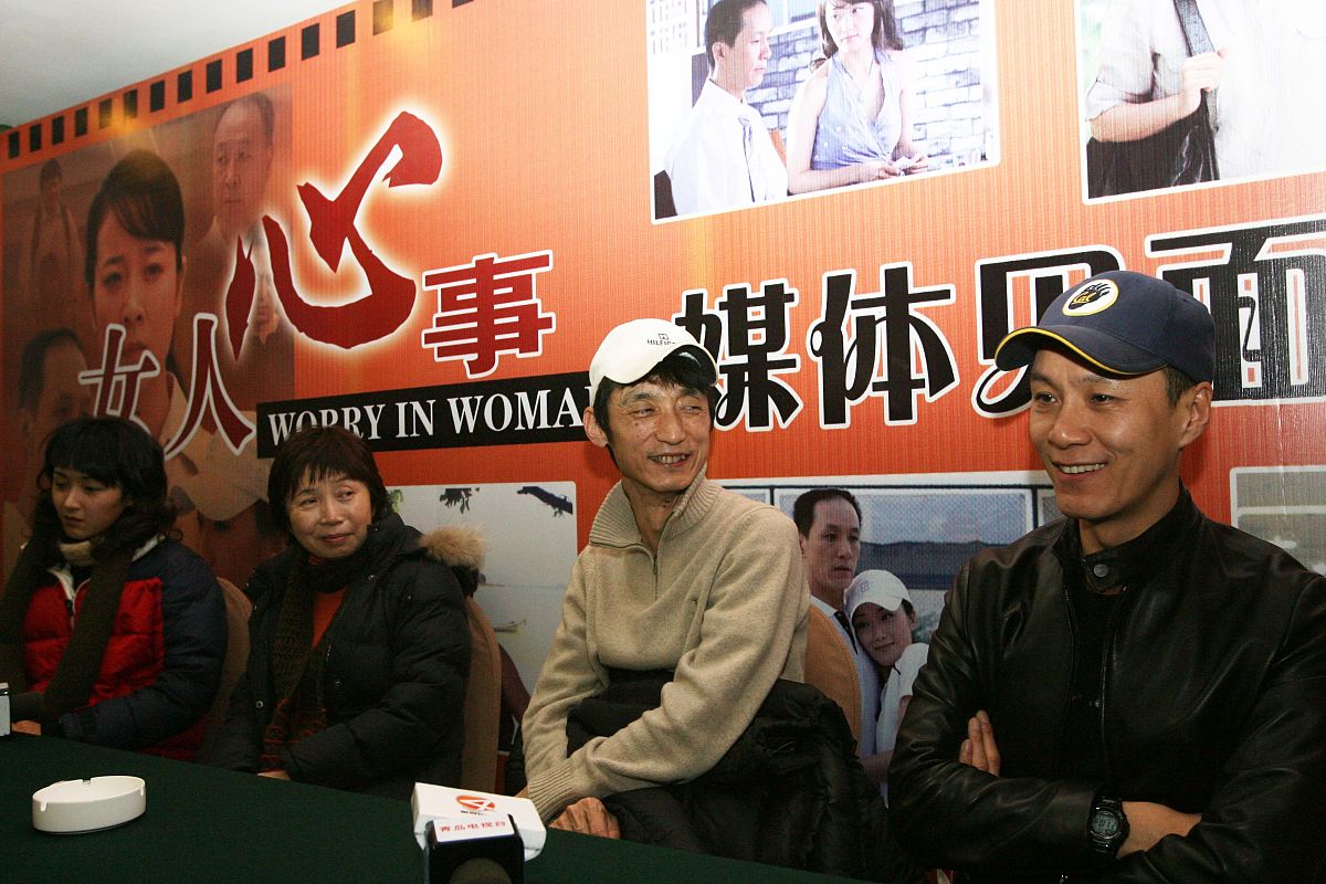 请编写一个现代都市故事要求包含有亲情、爱情、友情