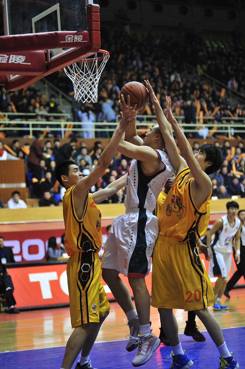 三年级看图写话：小男孩的篮球梦(300字以上)