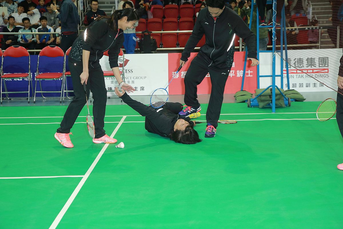 藤球绝技：一脚倒钩扣杀，惊艳全场！